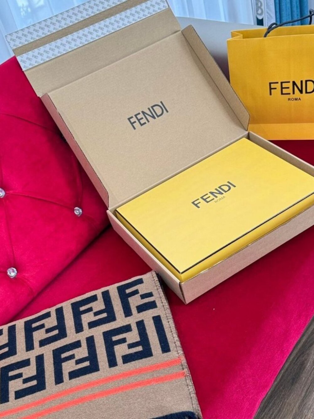 New w/ 💞 FENDI Roma Fall 2024 Reversible Shawl Brushed Poncho Scarf Wrap - Picture 8 of 8